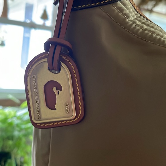 Dooney and Bourke nylon hand bag. - Picture 2 of 10